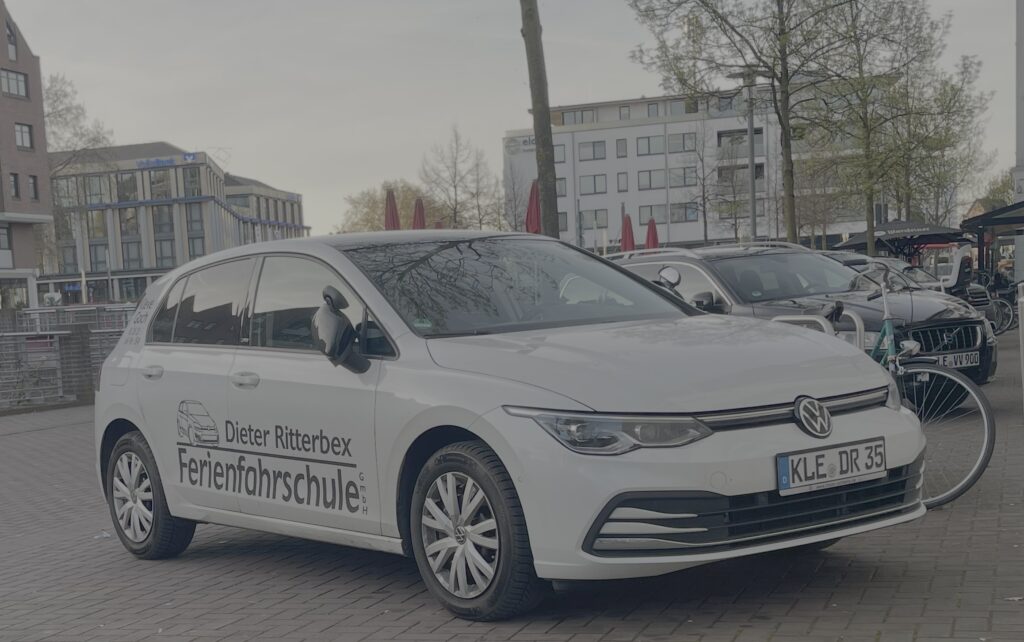 Ein Fahrzeug der Ferienfahrschule Ritterbex GmbH